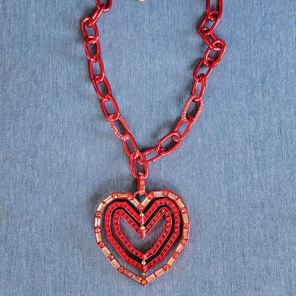 ❤️🏩Betsey Johnson 3-D HEART Statement Necklace - NWT🏩❤️ - Picture 4 of 16